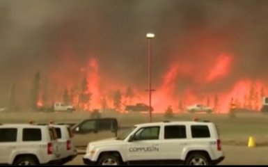 От лесных пожаров в Канаде бегут тысячи людей: появилось впечатляющее видео