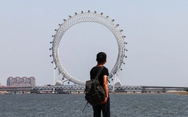В Китае создали самое крупное в мире колесо обозрения без спиц: появились фото и видео