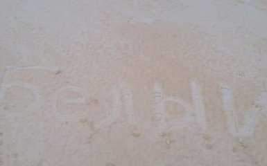 В Одеській області випав сніг незвичайного кольору: опубліковані фото та відео