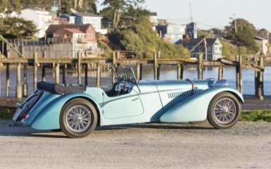 Раритетный спорткар Bugatti ушел с молотка за $10 млн: опубликованы фото