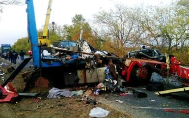 У страшній аварії вантажівок під Одесою загинули люди: з'явилися фото