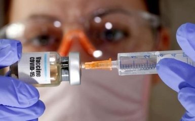 В Украине нашли способ получить вакцину против коронавируса вне очереди