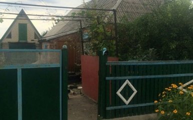 В Марьинке снаряд боевиков влетел в дом, жильцов спас случай: появились фото