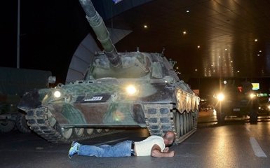 Храброе сердце: сеть в восторге от турка, который лег под танк - опубликовано фото
