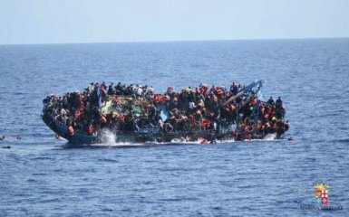 Біля берегів Італії перекинувся човен із сотнями мігрантів: з'явилися драматичні фото і відео