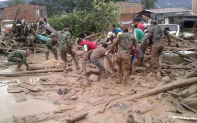 Жертвами масштабного наводнения в Колумбии стали сотни людей: появились фото и видео