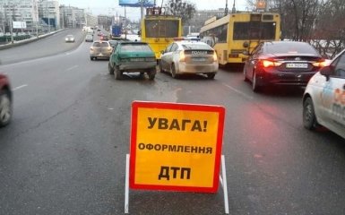 В Киеве троллейбус угодил в масштабное ДТП: опубликованы фото