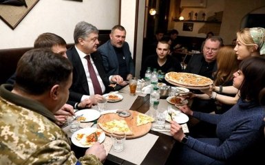 Порошенко поїв піци з ветеранами: з'явилися фото