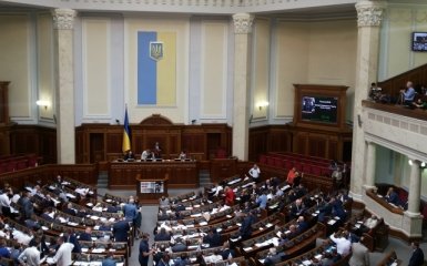 Нардепы заблокировали трибуну из-за "кнопкодавства", в Раде перерыв