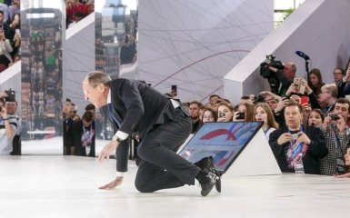 Впав на коліна: з'явилося відео конфузу Лаврова на форумі в Москві