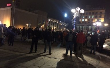 На Майдане начались стычки с полицией: появились подробности и фото