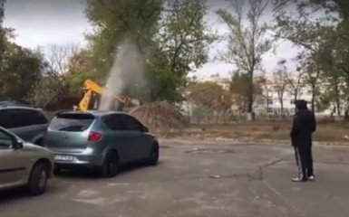 Посреди двора в Киеве стал бить гейзер: появилось видео