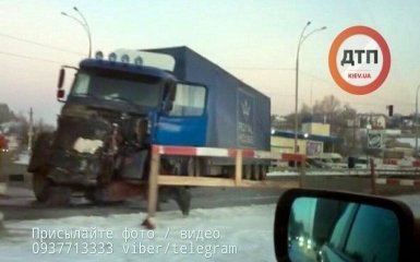 В Киеве произошло смертельное ДТП с грузовиком: опубликованы фото