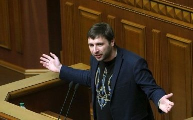 Бійка нардепів: у соцмережах обговорюють одіозного товариша Парасюка