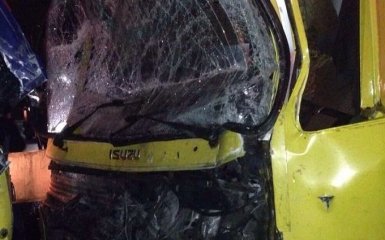 Под Киевом грузовик столкнулся с маршруткой: опубликованы фото