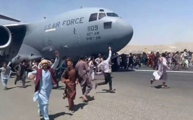 В Афганістані люди падають з літаків, намагаючись втекти з країни —  відео