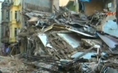 У центрі Стамбула обвалилася будівля: опубліковано відео