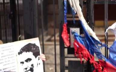 Прапор України на шматки: з'явилося нове відео акції проти Путіна в Києві