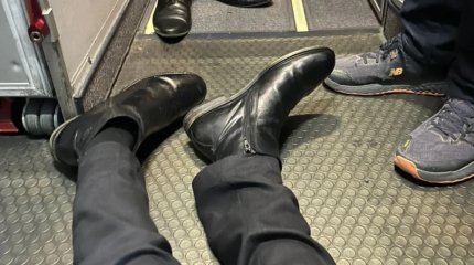 Паралізований британський журналіст змушений був повзти до туалету на борту польського літака 