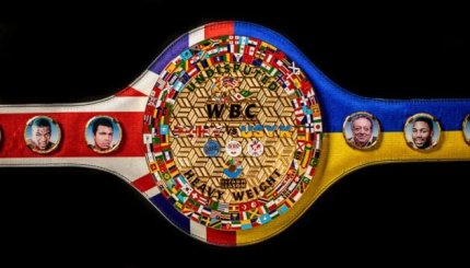 Усик подарував Зеленському чемпіонський пояс WBC
