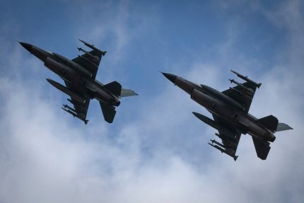 США передали Україні модернізовані РЕБ для F-16 Україна першою отримала від США передові РЕБ для F-16
