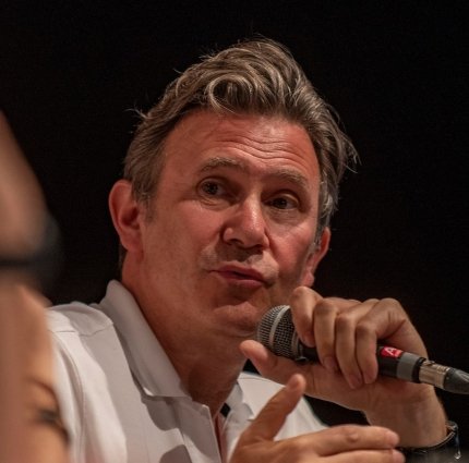 Азанавичюс готовится презентовать книгу о войне РФ против Украины 