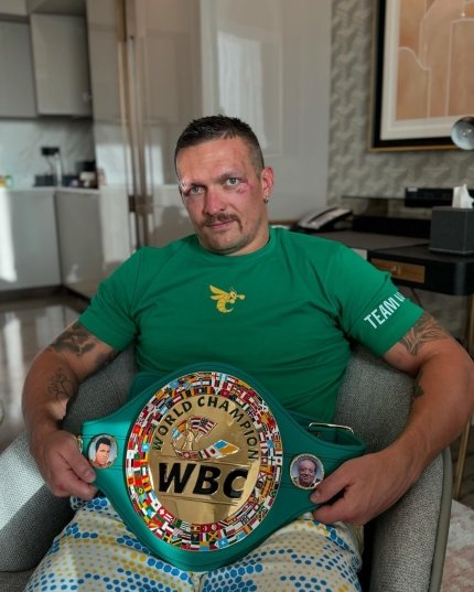 Усик подарував Зеленському чемпіонський пояс WBC
