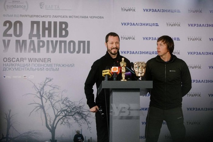 Режисер “20 днів у Маріуполі” Мстислав Чернов привіз до Києва перший український Оскар